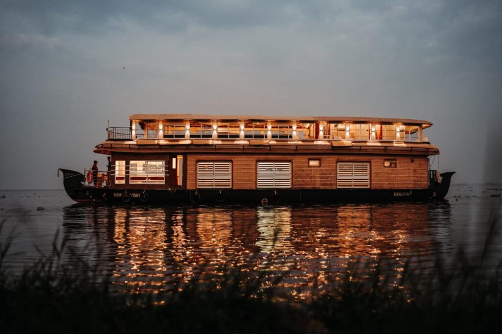 House Boat in Valiyaparamba